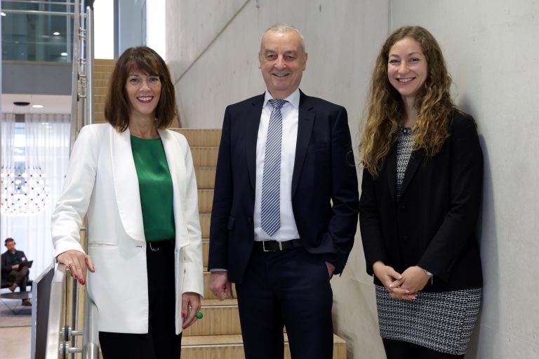 Mainova-Vorständin Diana Rauhut und Frank Junker, Vorsitzender der Geschäftsführung der ABG Frankfurt, sowie Frankfurts Klima- und Umweltdezernentin Tina Zapf-Rodriguez würdigten die Zusammenarbeit der beiden Partner für die urbane Energiewende (von links). Foto: Mainova
