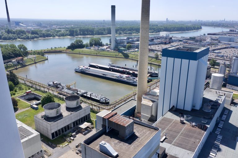 Das Bild zeigt eine Luftaufnahme des Heizkraftwerks Köln-Merkenich