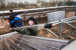 Zu sehen ist die Montage einer Solarthermieanlage