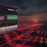 Visualisierung einer Energiehandels-Software vor einem Windpark bei Sonnenuntergang: Links ist ein digitales Dashboard mit Diagrammen, Kurven und Tabellen zu Stromdaten zu sehen, rechts erstrecken sich mehrere Windkraftanlagen. Rote, leuchtende Datenlinien durchziehen die Landschaft und symbolisieren die digitale Vernetzung und Steuerung erneuerbarer Energien.