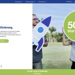 Screenshot der REWAG-Crowd-Website mit Startförderung: Links Text „Startförderung“ mit Erklärung zum 500-Euro-Starterbonus für die ersten fünf Projekte und grünem Button „Projekt starten“. Rechts ein Foto im Freien mit zwei Personen, die eine Raketen-Grafik und einen grünen Kreis mit „500 € Starterbonus“ hochhalten. Unten ein grüner Balken mit dem Hinweis „50.000 € noch im Fördertopf!“. (Bildquelle: www.rewag-crowd.de)