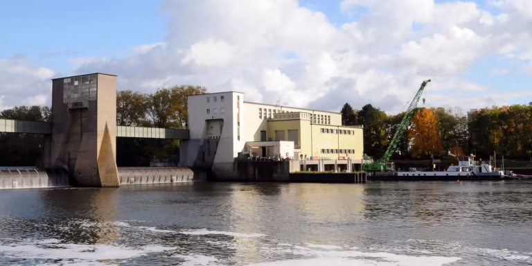 Ansicht des Laufwasserkraftwerks Eddersheim bei Frankfurt am Main