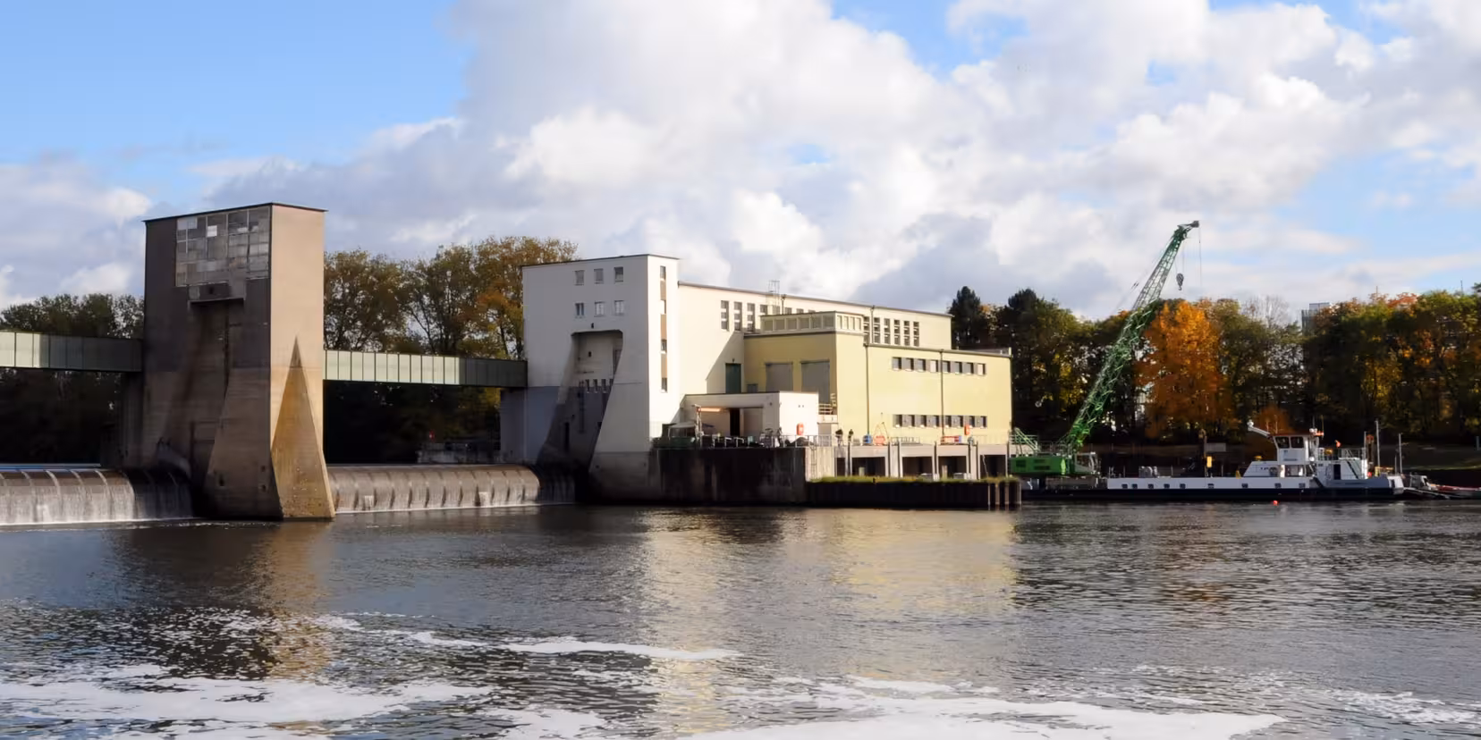 Ansicht des Laufwasserkraftwerks Eddersheim bei Frankfurt am Main