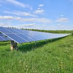 Solarpark der Energieversorgung Mittelrhein (evm) in Görgeshausen mit mehreren Reihen von Photovoltaikmodulen auf einer Wiese.