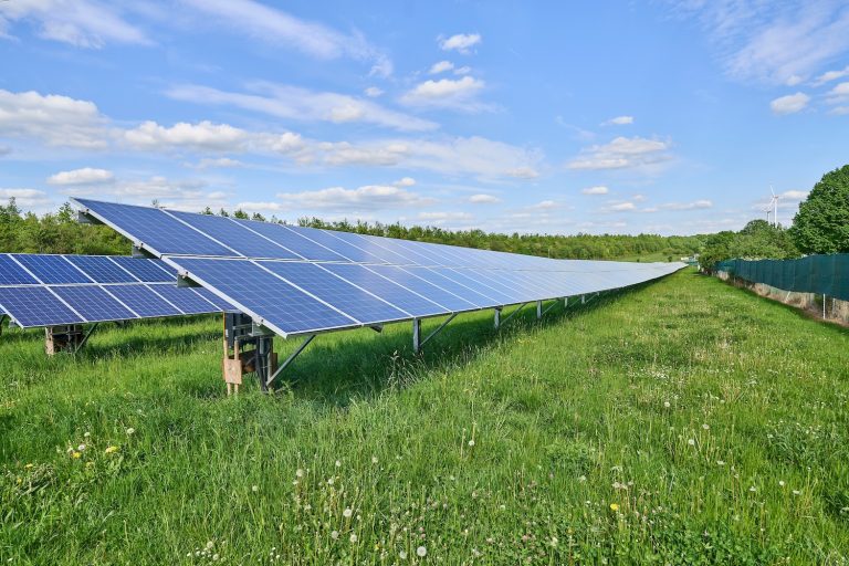 Solarpark der Energieversorgung Mittelrhein (evm) in Görgeshausen mit mehreren Reihen von Photovoltaikmodulen auf einer Wiese.