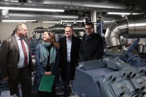 v.l.: Dresdens Oberbürgermeister Dirk Hilbert; Maike Heitkamp-Mai, Nachhaltigkeitsreferentin der TUD; Oliver Gaber, Kaufmännischer Geschäftsführer des SIB; SachsenEnergie-Vorstand Dr. Axel Cunow