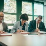 Von links: Wolf-Thomas Hendrich (Versorgungsbetriebe Hoyerswerda), Katrin Bartsch (Stadtwerke Weißwasser) und Michael Schiemenz (Städtische Werke Spremberg) unterzeichnen eine Vereinbarung.