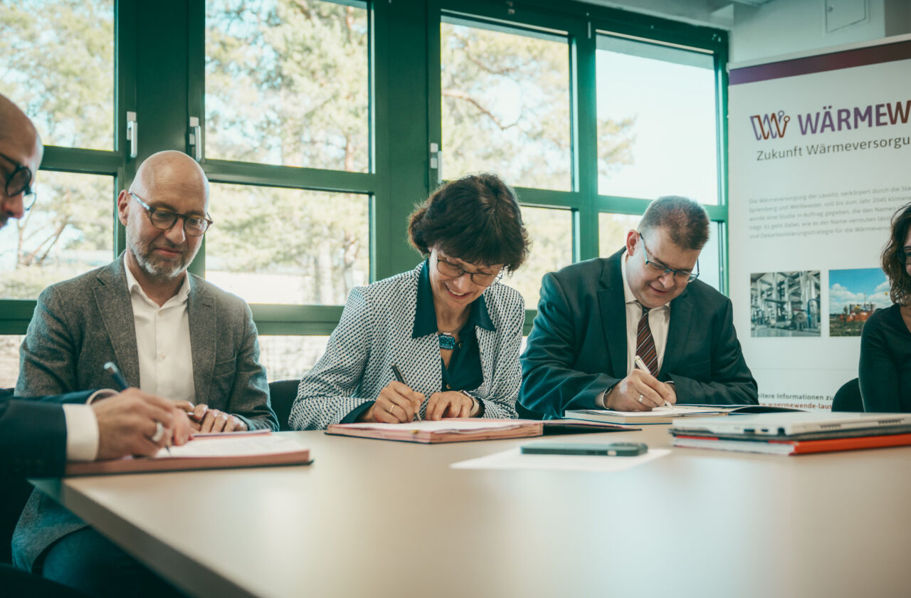 Von links: Wolf-Thomas Hendrich (Versorgungsbetriebe Hoyerswerda), Katrin Bartsch (Stadtwerke Weißwasser) und Michael Schiemenz (Städtische Werke Spremberg) unterzeichnen eine Vereinbarung.