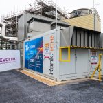 Industrielle Hochtemperatur-Wärmepumpe von Evonik in Herne auf Containerbasis mit Lüftungseinheiten und Rohrleitungen auf Werksgelände.