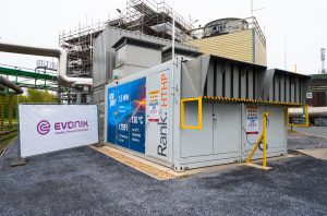 Industrielle Hochtemperatur-Wärmepumpe von Evonik in Herne auf Containerbasis mit Lüftungseinheiten und Rohrleitungen auf Werksgelände.
