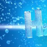Glänzende „H₂“-Schrift schwebt in einer blauen, wasserähnlichen Umgebung mit aufsteigenden Bläschen und Lichtreflexen.