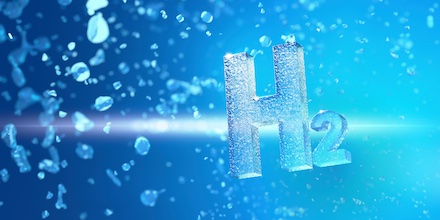 Glänzende „H₂“-Schrift schwebt in einer blauen, wasserähnlichen Umgebung mit aufsteigenden Bläschen und Lichtreflexen.