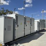 Batteriespeicheranlage von INTILION in Halle (Saale) mit mehreren weißen Technikcontainern auf einem Betonfundament unter freiem Himmel