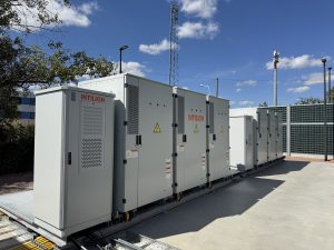 Batteriespeicheranlage von INTILION in Halle (Saale) mit mehreren weißen Technikcontainern auf einem Betonfundament unter freiem Himmel