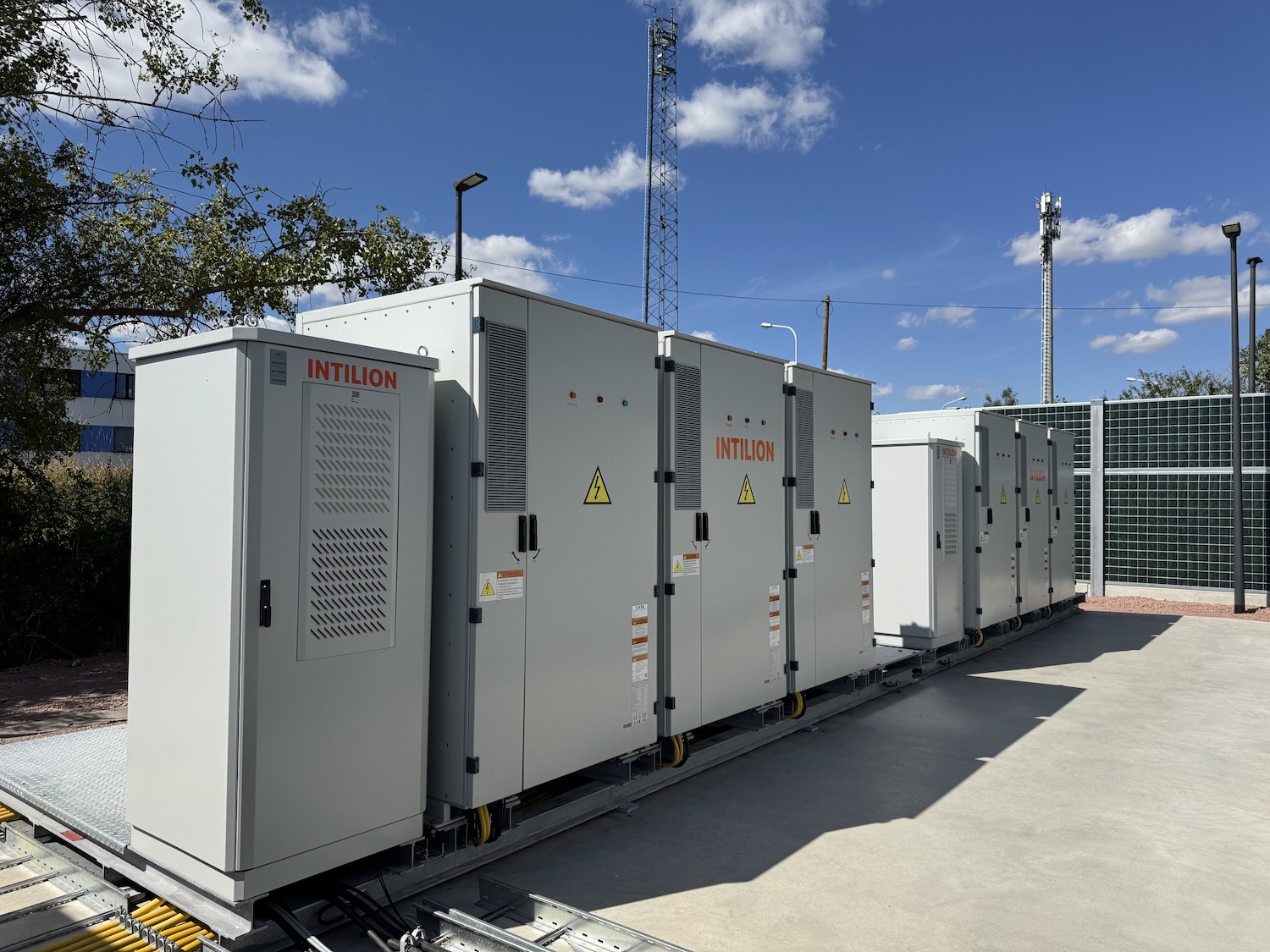 Batteriespeicheranlage von INTILION in Halle (Saale) mit mehreren weißen Technikcontainern auf einem Betonfundament unter freiem Himmel