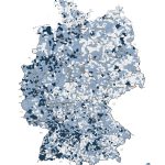 Deutschlandkarte mit kommunaler Wärmeplanung auf Kreisebene: In verschiedenen Blautönen sind alle Kommunen dargestellt, wobei dunkle Flächen jene Kommunen kennzeichnen, die bereits einen fertigen Wärmeplan vorliegen haben. Diese konzentrieren sich vor allem in Süddeutschland sowie in einzelnen Ballungsräumen wie dem Ruhrgebiet, während in vielen anderen Regionen – insbesondere in Teilen Ostdeutschlands und ländlichen Gebieten – noch überwiegend hellere Flächen ohne abgeschlossene Planung dominieren.