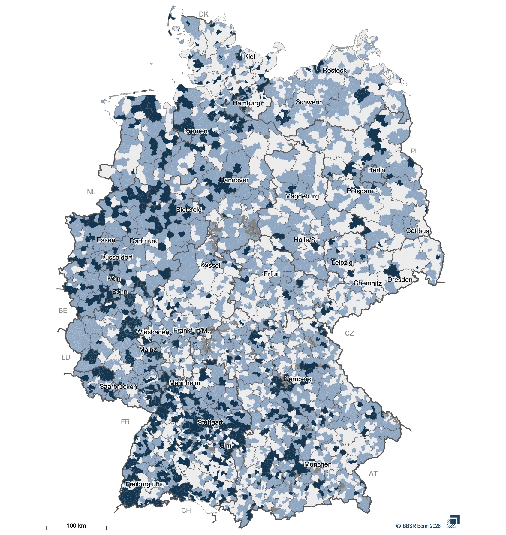 Deutschlandkarte mit kommunaler Wärmeplanung auf Kreisebene: In verschiedenen Blautönen sind alle Kommunen dargestellt, wobei dunkle Flächen jene Kommunen kennzeichnen, die bereits einen fertigen Wärmeplan vorliegen haben. Diese konzentrieren sich vor allem in Süddeutschland sowie in einzelnen Ballungsräumen wie dem Ruhrgebiet, während in vielen anderen Regionen – insbesondere in Teilen Ostdeutschlands und ländlichen Gebieten – noch überwiegend hellere Flächen ohne abgeschlossene Planung dominieren.