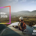 Titelbild des „Fortschrittsmonitors 2026 Energiewende“ von EY und dem Bundesverband der Energie- und Wasserwirtschaft (BDEW). Zu sehen ist eine Person mit Schutzhelm und Sicherheitsgeschirr, die auf dem Maschinenhaus einer Windenergieanlage sitzt und über eine hügelige Landschaft mit zahlreichen Windrädern blickt. Links im Bild steht der Schriftzug „Fortschrittsmonitor 2026 Energiewende“ in einem farbigen Rahmen. Unten rechts sind die Logos von EY und BDEW platziert. Die Szene vermittelt den Ausbau erneuerbarer Energien und die Energiewende in Deutschland.