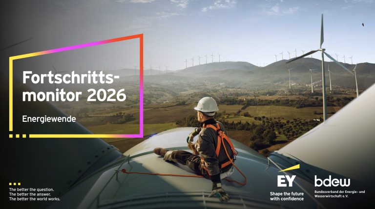 Titelbild des „Fortschrittsmonitors 2026 Energiewende“ von EY und dem Bundesverband der Energie- und Wasserwirtschaft (BDEW). Zu sehen ist eine Person mit Schutzhelm und Sicherheitsgeschirr, die auf dem Maschinenhaus einer Windenergieanlage sitzt und über eine hügelige Landschaft mit zahlreichen Windrädern blickt. Links im Bild steht der Schriftzug „Fortschrittsmonitor 2026 Energiewende“ in einem farbigen Rahmen. Unten rechts sind die Logos von EY und BDEW platziert. Die Szene vermittelt den Ausbau erneuerbarer Energien und die Energiewende in Deutschland.