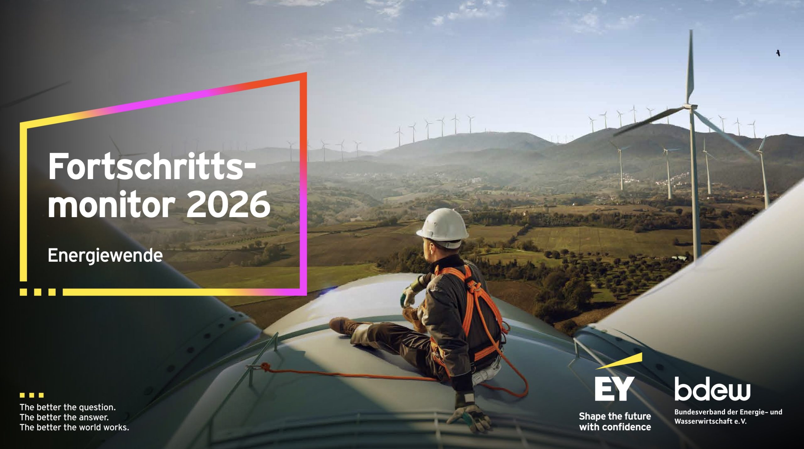 Titelbild des „Fortschrittsmonitors 2026 Energiewende“ von EY und dem Bundesverband der Energie- und Wasserwirtschaft (BDEW). Zu sehen ist eine Person mit Schutzhelm und Sicherheitsgeschirr, die auf dem Maschinenhaus einer Windenergieanlage sitzt und über eine hügelige Landschaft mit zahlreichen Windrädern blickt. Links im Bild steht der Schriftzug „Fortschrittsmonitor 2026 Energiewende“ in einem farbigen Rahmen. Unten rechts sind die Logos von EY und BDEW platziert. Die Szene vermittelt den Ausbau erneuerbarer Energien und die Energiewende in Deutschland.