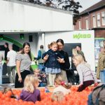Familienfest zum 75-jährigen Bestehen von WAGO am Hauptsitz in Minden mit Mitarbeitenden und ihren Familien vor einem Bällebad.