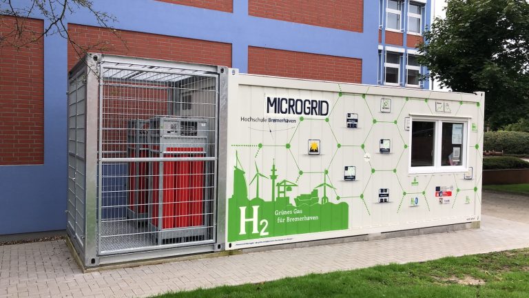 Microgrid-Container der Hochschule Bremerhaven mit technischen Anlagen zur Erzeugung und Nutzung von grünem Wasserstoff.