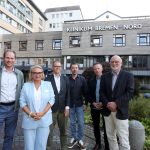 Gruppenfoto vor dem Klinikum Bremen-Nord. Von links: Sascha Brandt, Vertriebsleiter enercity contracting Nord, Vivien Voigt, geschäftsführende Krankenhausdirektorin, Jan Fries, Bremens Staatsrat für Umwelt, Klima und Wissenschaft, Eduard Gallwas, Objektleiter des Technik- und Gebäudemanagements im Klinikum Bremen-Nord, Dennis Witt, Projektleiter enercity contracting Nord, und Dr. Manfred Schüle, Geschäftsführer von enercity contracting.