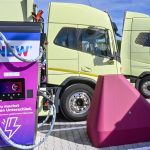 Elektrische Lkw an einer Ladesäule im E-Ladepark Niederzissen.