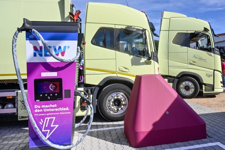 Elektrische Lkw an einer Ladesäule im E-Ladepark Niederzissen.